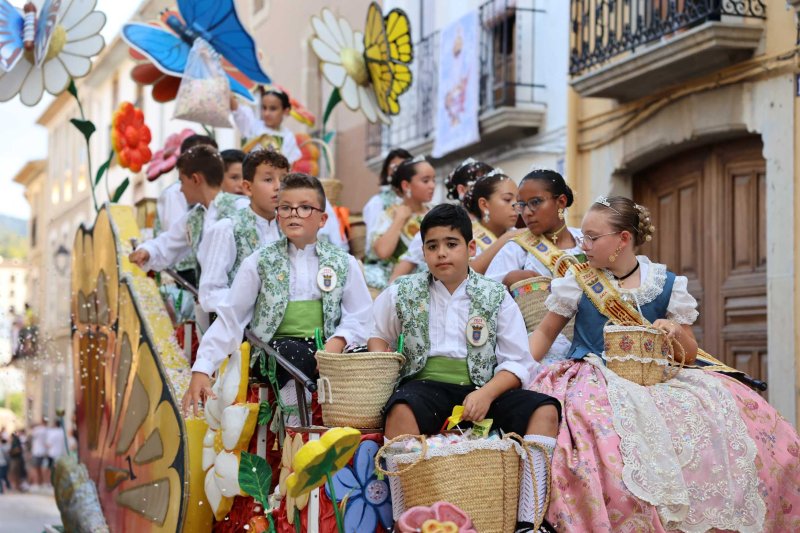 Les carrosses de Gata omplin el recorregut d’enginy, confeti,… i crítiques per l’entrada de bous “sorpresa” Les carrosses de Gata omplin el recorregut d’enginy, confeti,… i crítiques per l’entrada de bous “sorpresa”